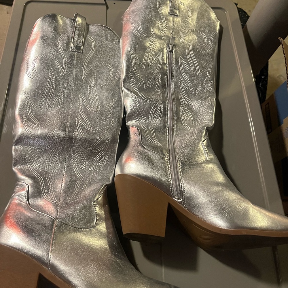 Metallic silver cowboy boots/ Fashion nova cattle 9